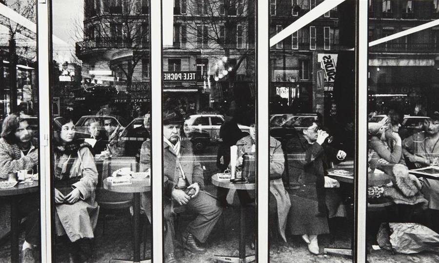“Terrace de Café” by William Klein, Paris 1982 ©
