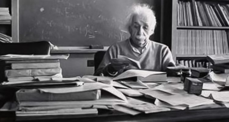 Apparently, a messy desk makes you less boring and more creative than ...