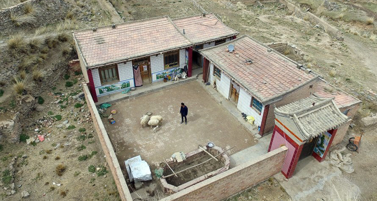 1_the only resident of this Chinese village