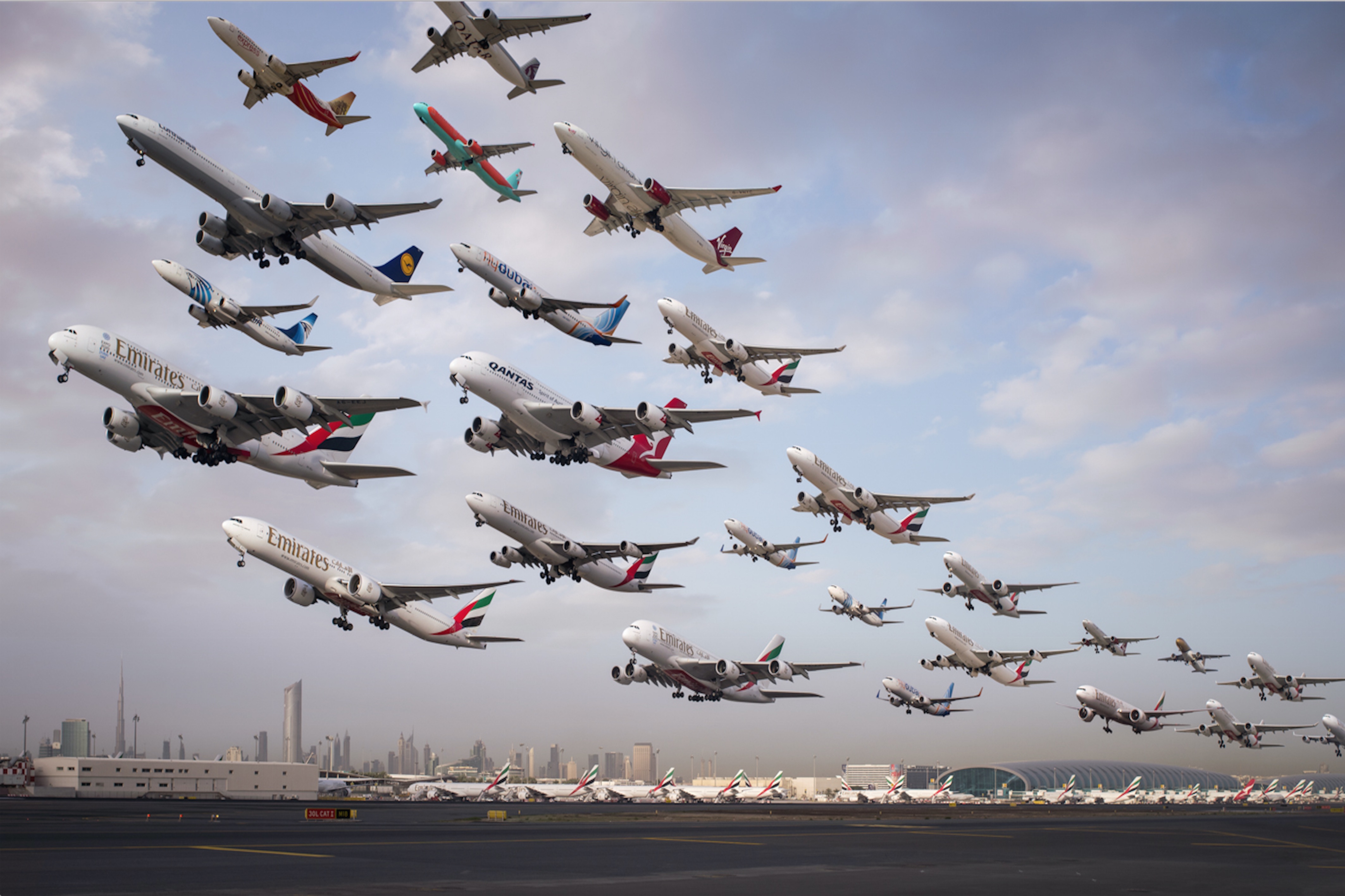 Чем забывают самолеты. Много самолетов. Много самолетов в небе. Фотографии самолетов. Несколько самолетов.